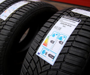 Opona całoroczna Bridgestone Weather Control A005