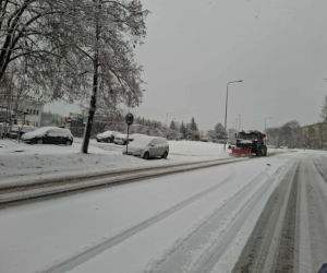 Atak zimy w Świętokrzyskiem. Śnieg i trudne warunki drogowe 23 Listopada 2025