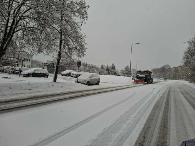 Atak zimy w Świętokrzyskiem. Śnieg i trudne warunki drogowe 23 Listopada 2025