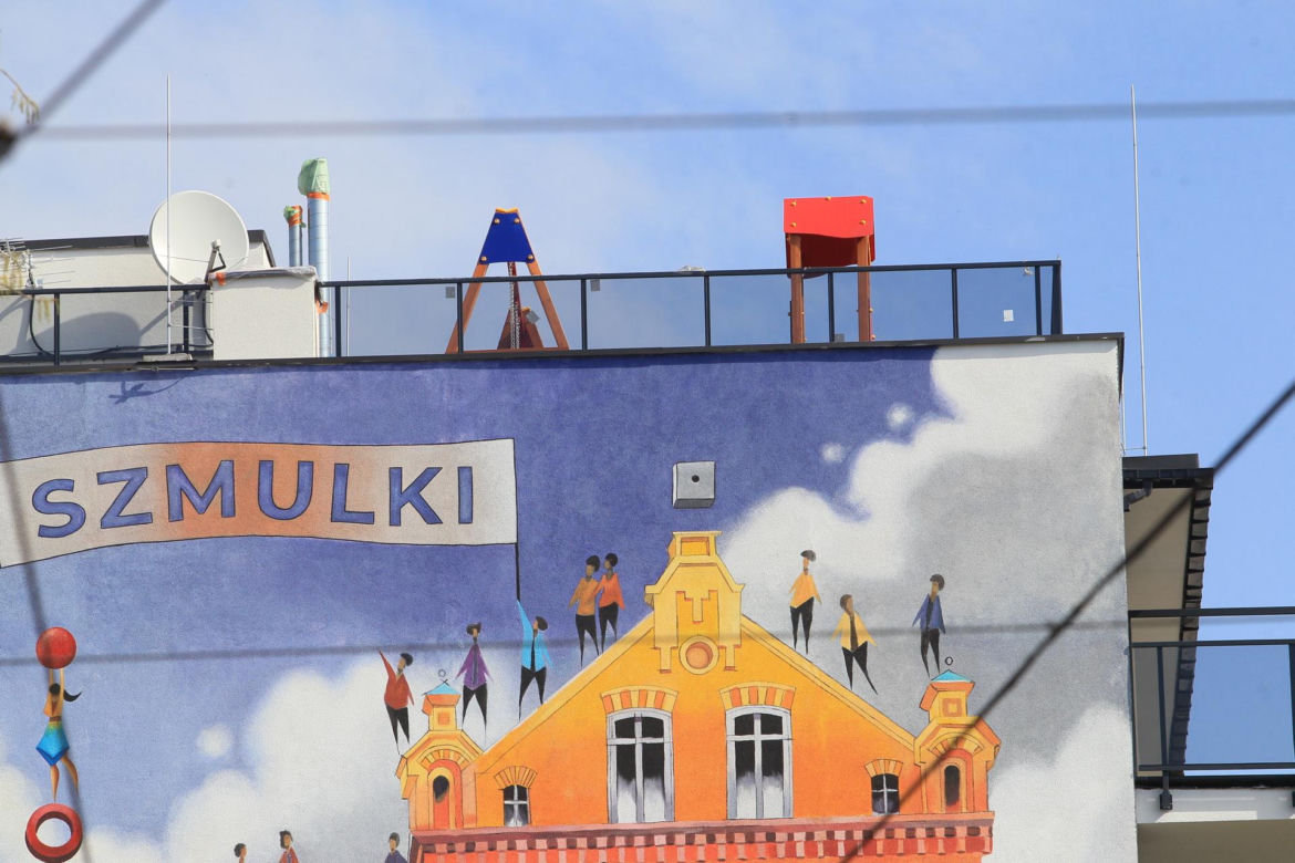 Na dachu budynku w Warszawie zbudowali plac zabaw. Deweloper zapewnia, że to bezpieczne