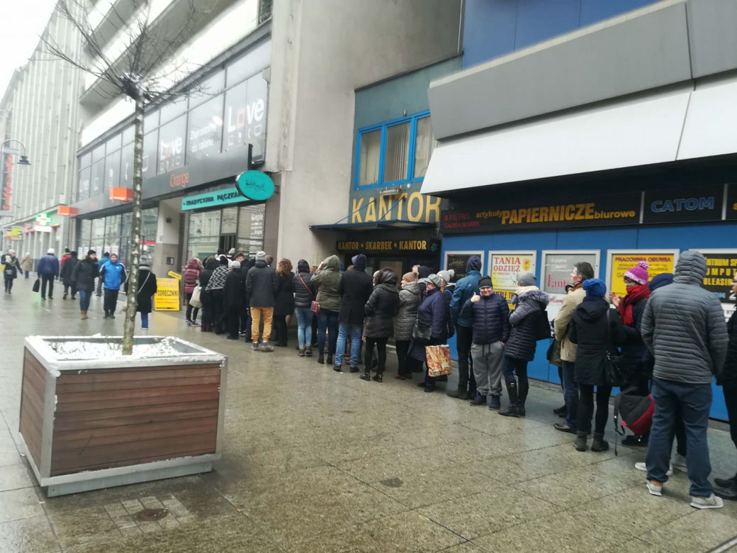 Ogromne kolejki po pączki! Rekordziści stoją po nie godzinami