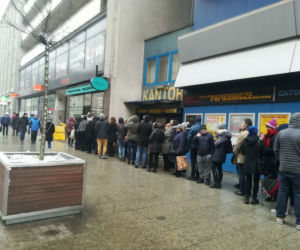 Ogromne kolejki po pączki! Rekordziści stoją po nie godzinami