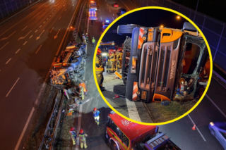 Groźnie na autostradzie pod Warszawą. Ciężarówka na boku po zderzeniu z BMW  