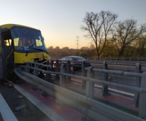 Bardzo groźny wypadek autobusu na DK78 w Siewierzu. Autobus wisi między wiaduktami. Jest wielu rannych [ZDJĘCIA]