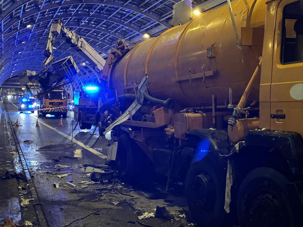 Koszmarny karambol na S8. Ciężarówka staranowała drogowców. Trzy osoby ranne