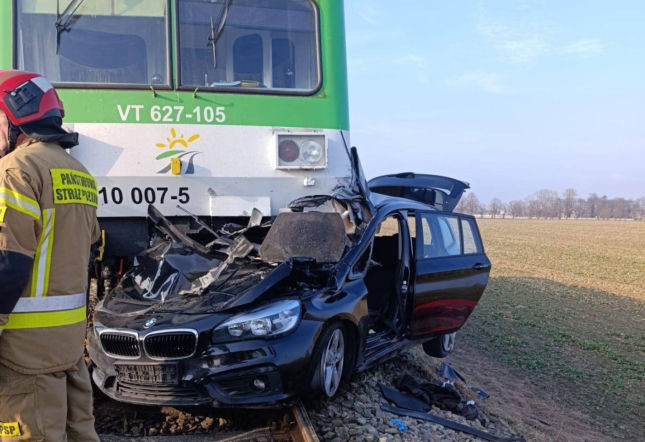 Tragiczny wypadek na przejeździe kolejowym pod Płockiem. BMW wjechało pod szynobus
