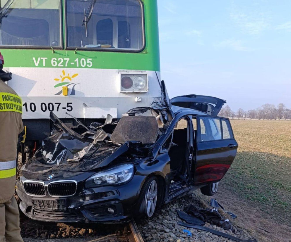 Śmiertelne zderzenie na przejeździe pod Płockiem. Osobówka wjechała wprost pod pociąg