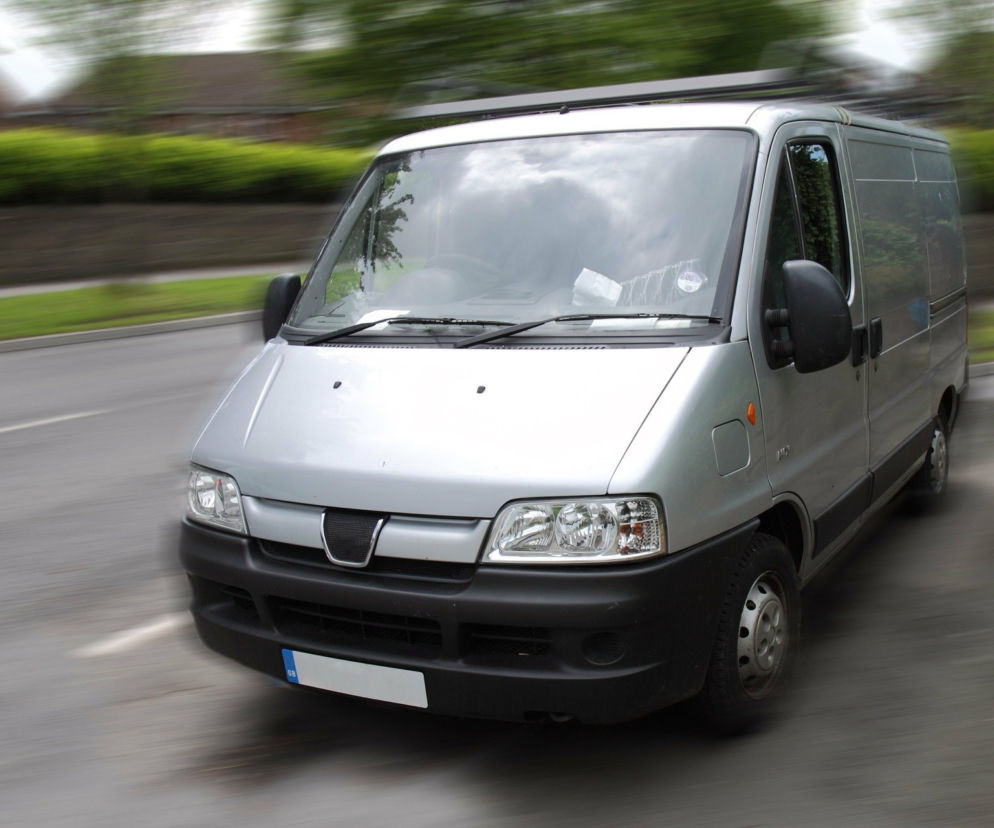 Wola Wierzbowska. Wyskoczył z busa, który jechał 80 km/h! Jest w bardzo poważnym stanie