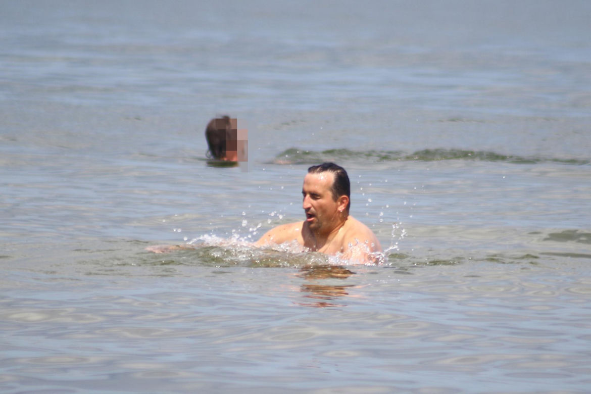 Michał Koterski na plaży z rodziną