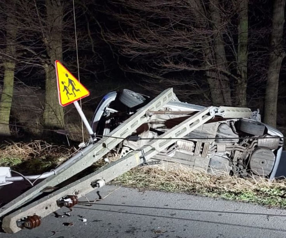 Strzelce Namysłowskie: Naćpany 24-latek roztrzaskał BMW! W aucie pijane koleżanki [ZDJĘCIA] 
