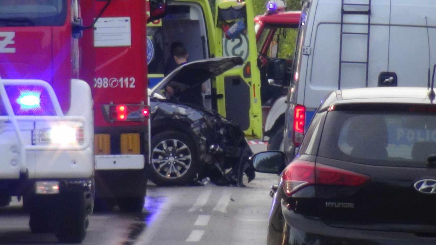 70-latka wypadła z auta, 13-letnie dziecko ranne. Wstrząsająće szczegóły wypadku w Mlęcinie