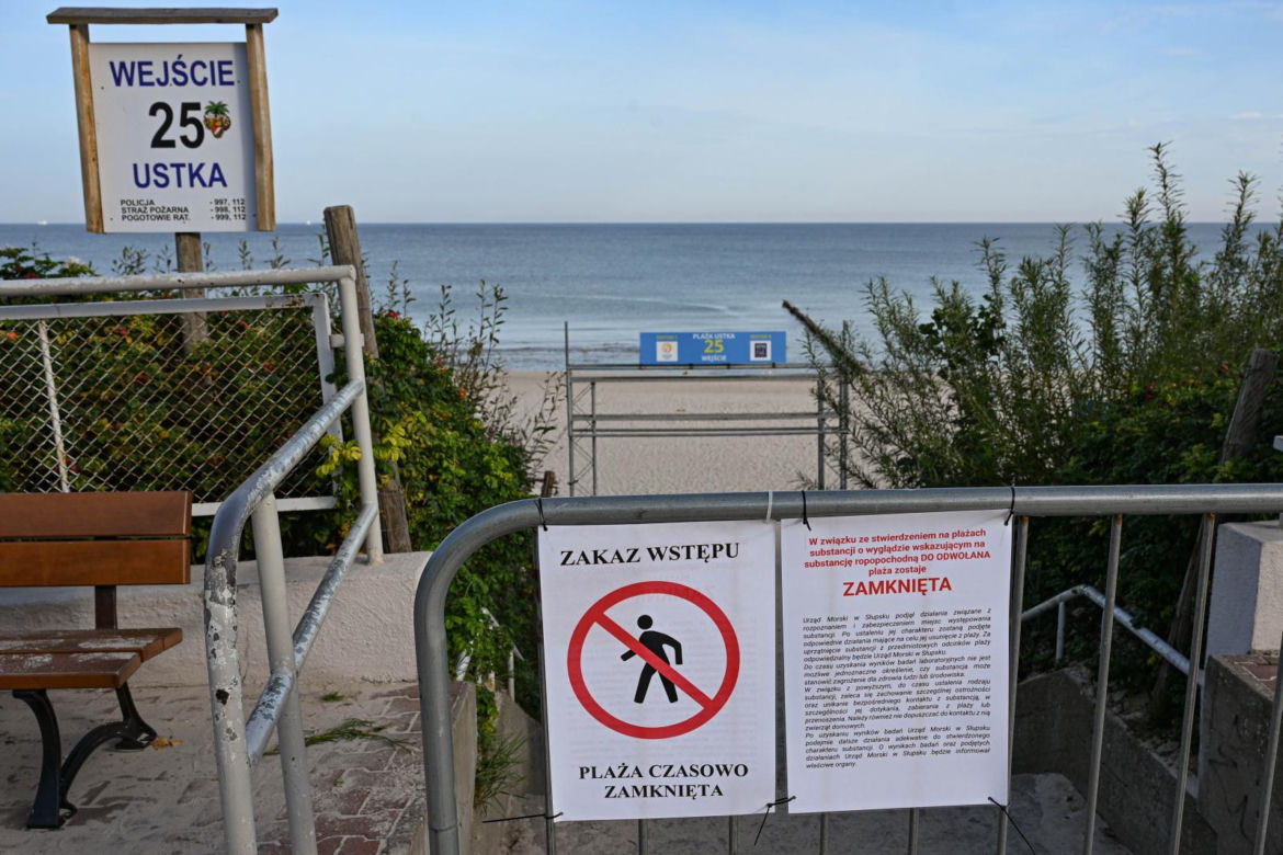 Plaża w Ustce zamknięta z powodu zanieczyszczenia Bałtyku