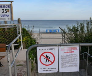 Plaża w Ustce zamknięta z powodu zanieczyszczenia Bałtyku