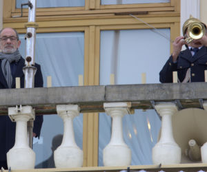 Lublin: Flaga miasta opuszczona do połowy masztu. W południe wybrzmiała „Cisza”