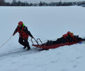 Jak uratować człowieka, gdy załamie się pod nim lód? Strażacy ćwiczyli różne scenariusze