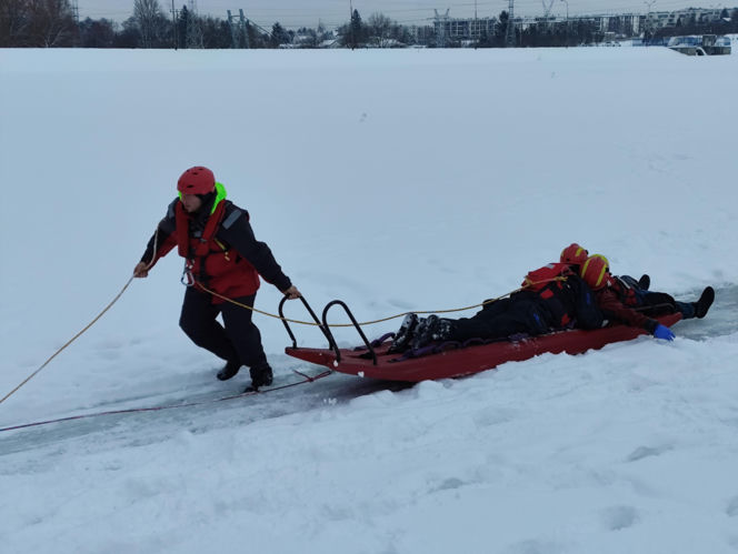 Jak uratować człowieka, gdy załamie się pod nim lód? Strażacy ćwiczyli różne scenariusze