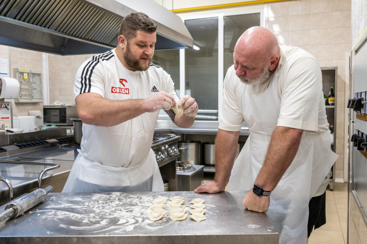 Fajdek już lepi pierogi na Wigilię