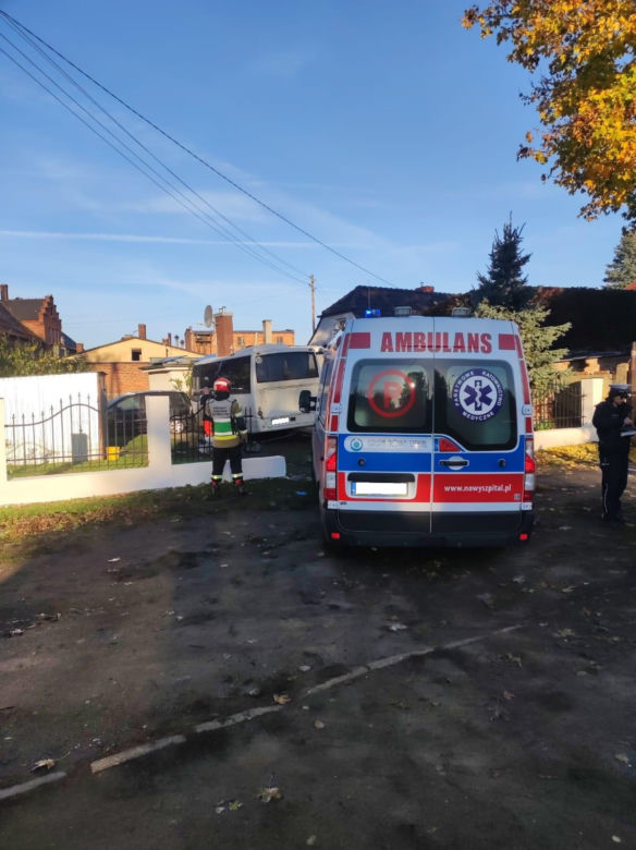 Wypadek autobusu szkolnego na Dolnym Śląsku. Kierowca wjechał w budynek 
