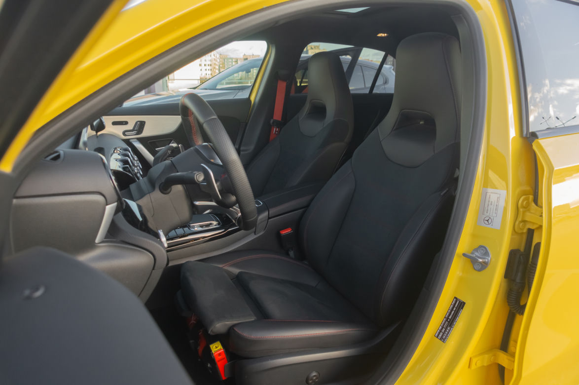 Mercedes-AMG A 35 4MATIC vs. BMW 120d xDrive