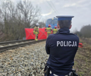 Pociąg zmiażdżył auto. Dwie osoby nie żyją!