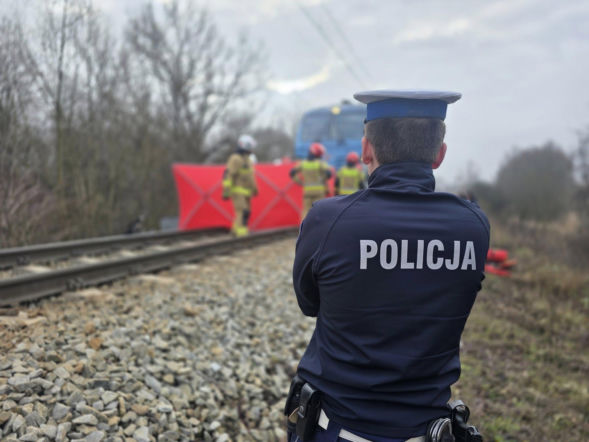 Pociąg zmiażdżył auto. Dwie osoby nie żyją!
