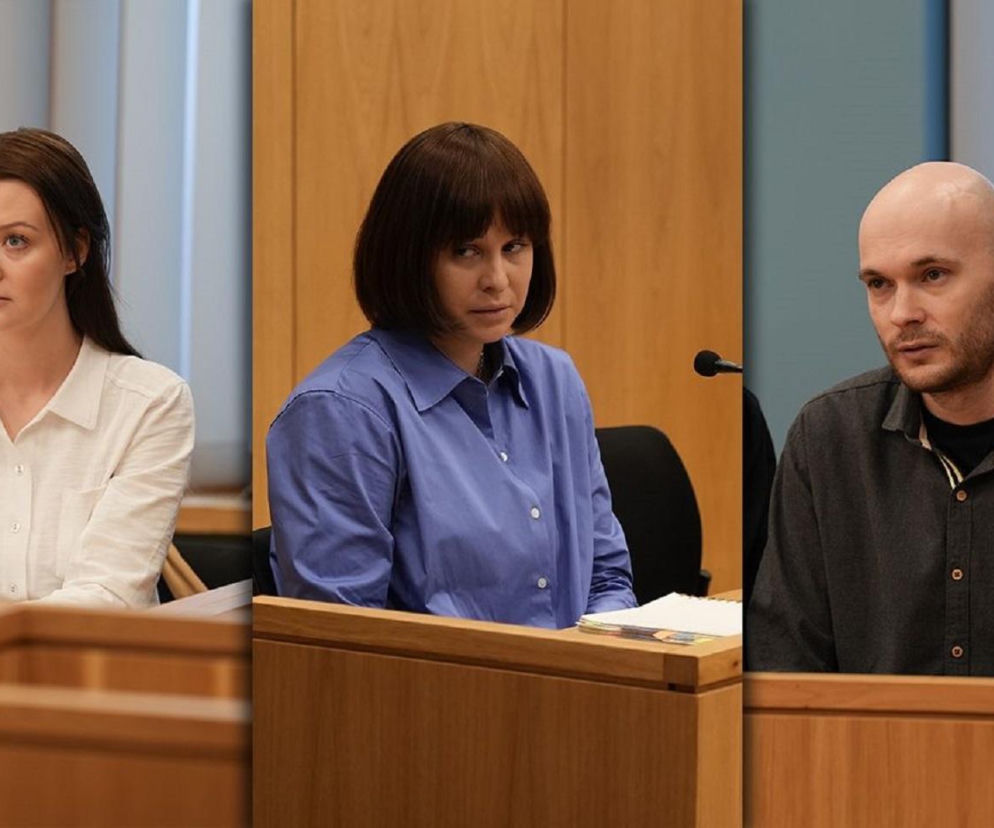 Klemi, Iga Kaczorowska i Igor siedzący w ławach sądowych podczas procesu. Klemi w jasnej koszuli, Iga w niebieskiej, Igor w ciemnej, obok mikrofony. Emocjonujący finał procesu w nowym odcinku Na dobre i na złe opisany na Super Seriale.