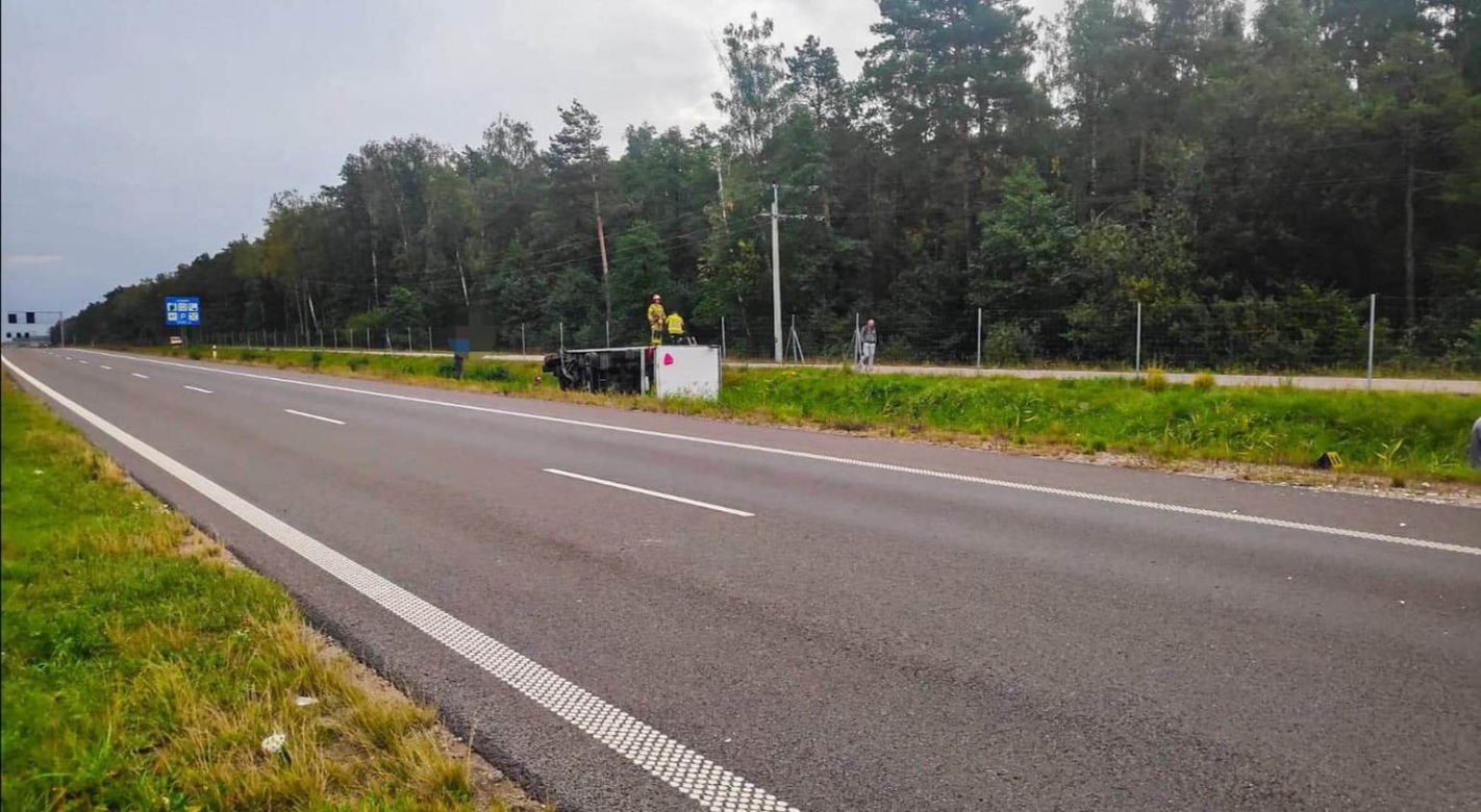 Jeżewo Stare: Wypadek na S8. Przewrócona ciężarówka-chłodnia blokuje drogę [ZDJĘCIA]