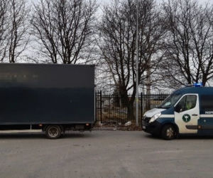Nietrzeźwy i bez prawa jazdy jechał przeładowanym busem