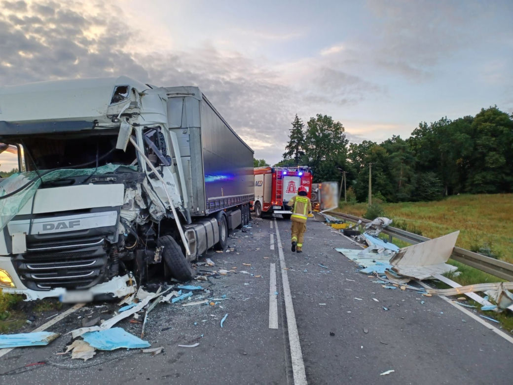 Droga Olsztyn-Szczytno jest zablokowana w piątek rano w miejscowości Trękusek, gdzie zderzyły się dwa auta ciężarowe