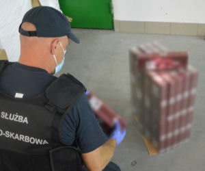 Budzisko. KAS udaremniła przemyt blisko 1 mln paczek papierosów. Kontrabanda była ukryta w dwóch ciężarówkach