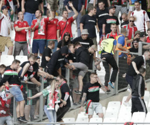 Zadyma kibiców na Euro 2016 podczas meczu Węgier z Islandią
