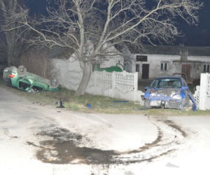 Dramatyczne skutki wymuszenia pierwszeństwa. Fiat wpadł w ogrodzenie, a Golf wylądował na dachu
