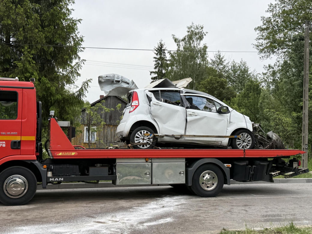 Makabra na drodze pod Grójcem. Osobowe suzuki czołowo zderzyło się z ciężarówką