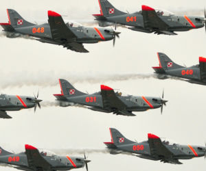 Samoloty PZL-130 Orlik podczas akrobacji lotniczych