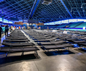 Hale sportowe jak wielkie noclegownie. 10 tys. miejsc dla uchodźców z Ukrainy już zajętych