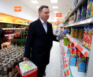 Andrzej Duda porównał ceny na Słowacji i w Polsce. Drożej w euro....