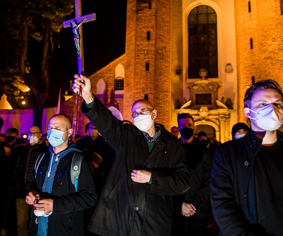 STRAJK KOBIET. Paraliż miast, SZTURM na kościoły! Prymas apeluje [RELACJA NA ŻYWO]