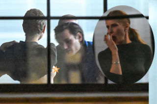 Tak bawią się polskie gwiazdy po spektaklu. Śmiechy, drineczki i podziwianie... biustu koleżanki! 