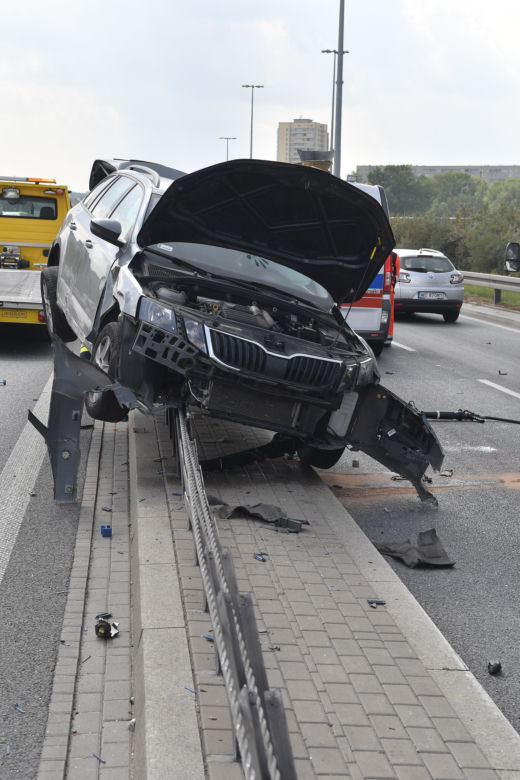 Wypadek Na S8, wjechał na barierki