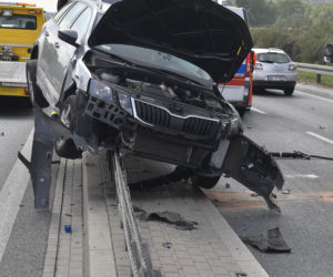 Wypadek Na S8, wjechał na barierki