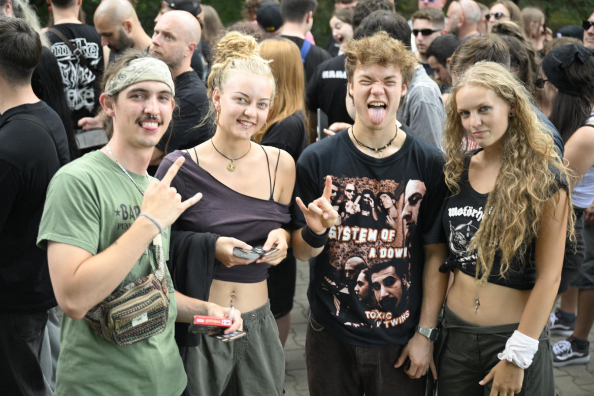 Fani i fanki czekają na System of a Down i Queens of the Stone Age! Zobacz zdjęcia spod PGE Narodowego
