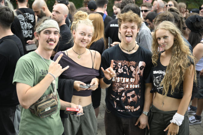 Fani i fanki czekają na System of a Down i Queens of the Stone Age! Zobacz zdjęcia spod PGE Narodowego