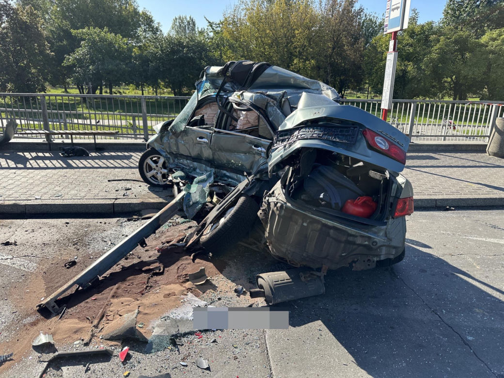 Kierowca hondy wbił się w autobus miejski. Potworny wypadek w Warszawie
