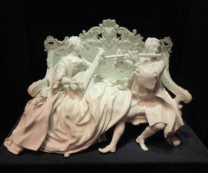 Miśnia – porcelanowa figura w stylu rokokowym. Uwagę zwraca wysmakowana malatura 