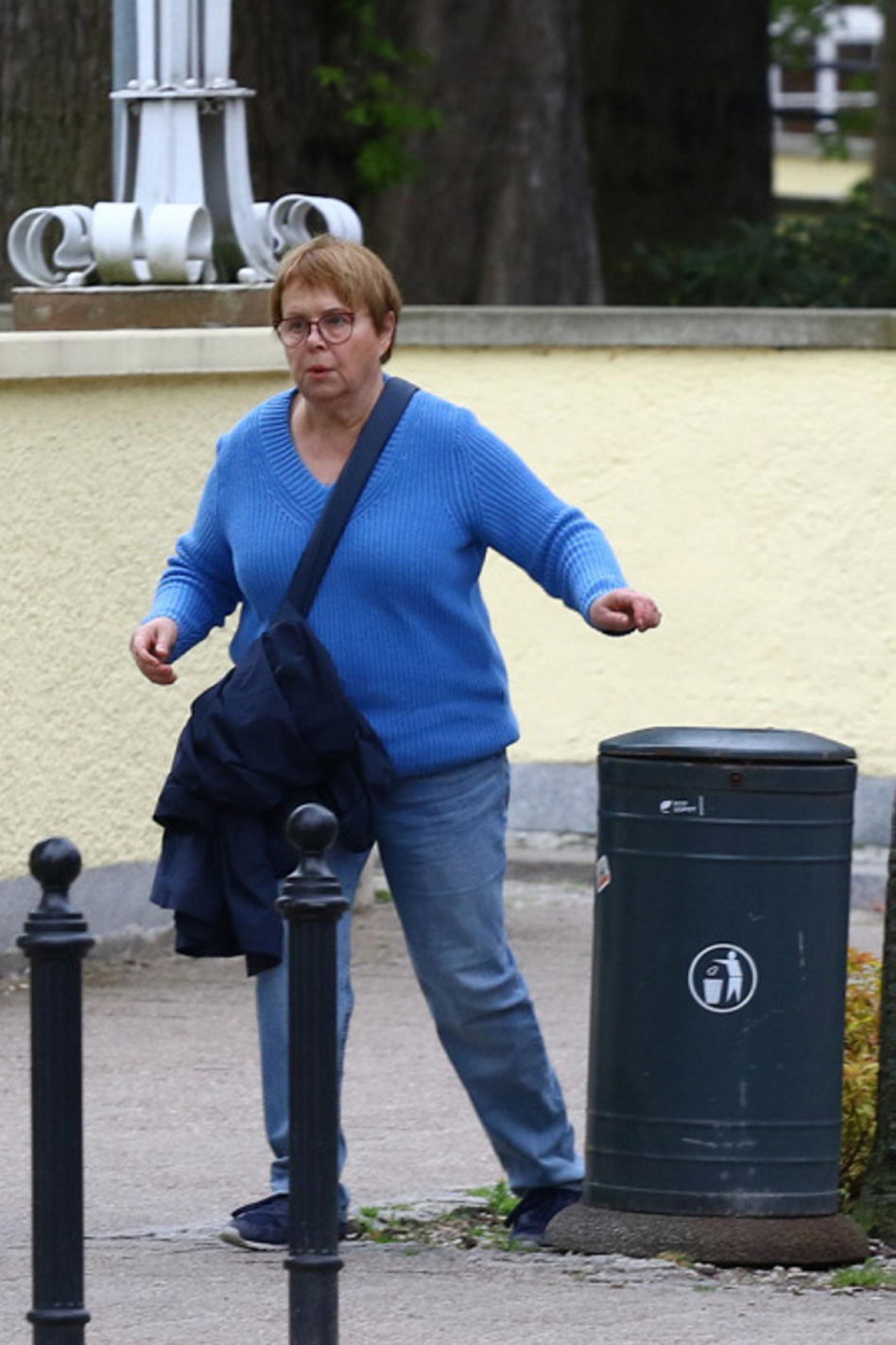 Ilona Łepkowska z mężem i psem na spacerze w Sopocie