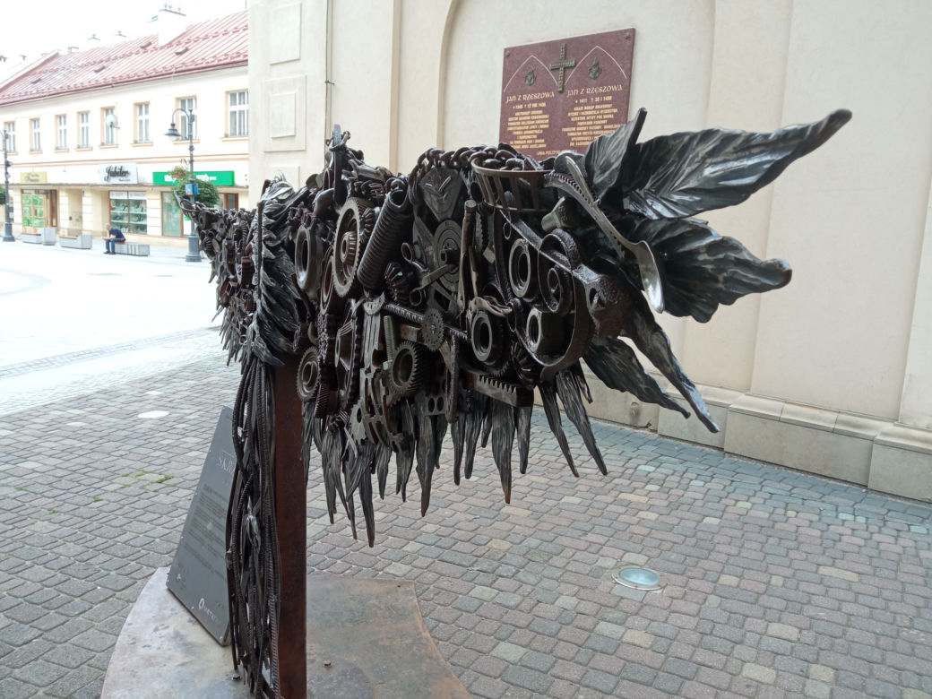 Akcja Skrzydła dla Filipa. Rzeźba ze złomu pojawiła w centrum Rzeszowa