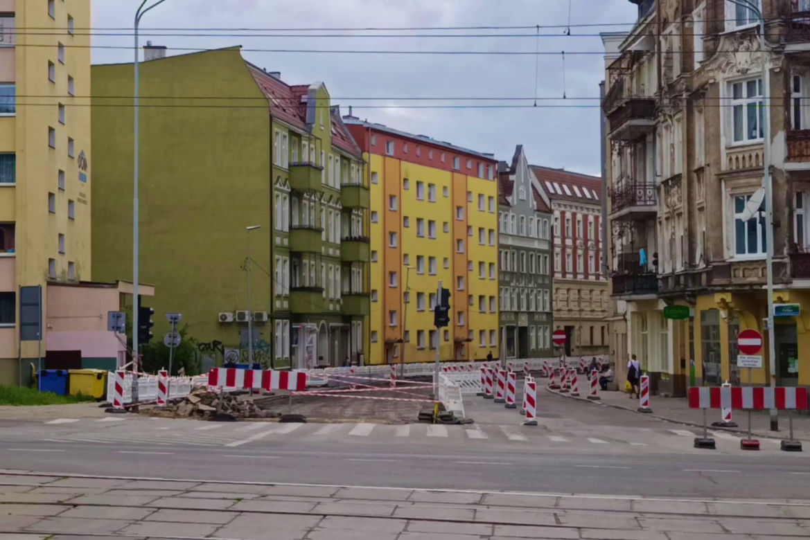Szczury uszkodziły ul. Emilii Plater