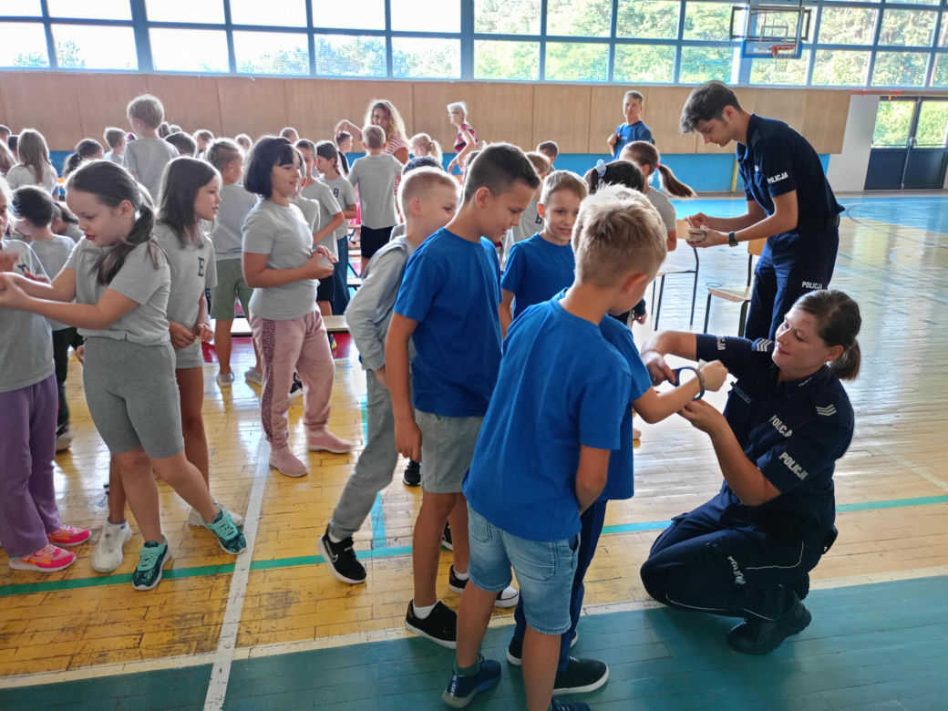 Dzieci z siedleckiej "Ósemki" chętnie uczestniczyły w zajęciach z policjantami