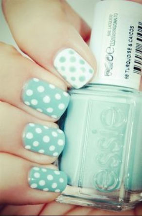 manicure, paznokcie, manicure w kropki, lakier do paznokci