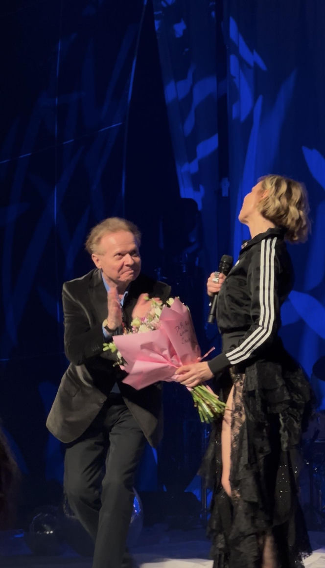 Michał Bajor na koncercie Anny Wyszkoni. Wskoczył do niej na scenę